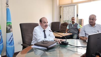 رئيس شركة الصرف صحي بالإسكندرية يبحث الاستعدادات لموسم الشتاء