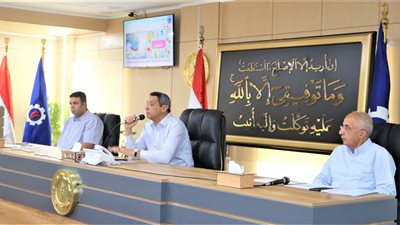 محافظ السويس يؤكد على تكثيف الحملات لإزالة الإشغالات والنظافة العامة