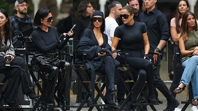 كيمبوتس تشعل نيويورك..كيم وكلوي كارداشيان وكريس جينر تتألقان بإطلالات متطابقة 