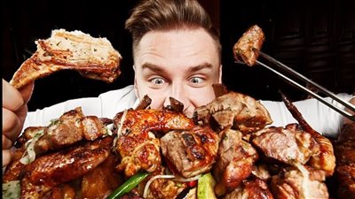 دراسة: الرجال يأكلون اللحوم ليشعروا بالرجولة… ويرون الأكل النباتي رمز الأنوثة