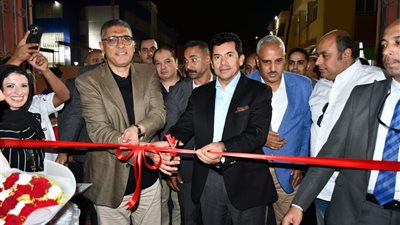 أشرف صبحي ومحافظ الجيزة يفتتحان مجمع حمامات السباحة بمركز التنمية الشبابية 
