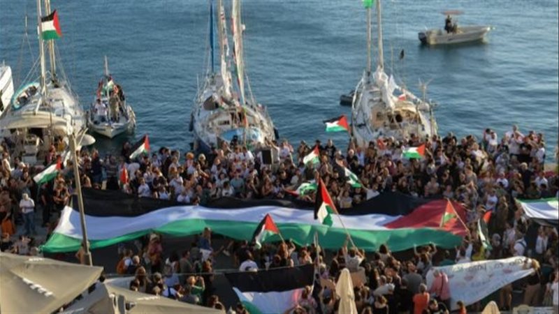 قوارب تبحر من ميناء