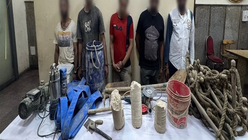 المتهمين وأمامهم