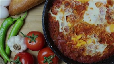 طريقة عمل شكشوكة الفول بالبيض والبسطرمة على أصولها