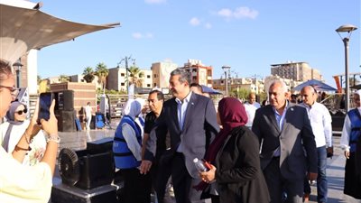 منتجات دمياطية وقناوية.. محافظ دمياط يتفقد معرض 