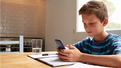 يوم بلا شاشات.. مبادرة لحماية الأطفال من الإفراط في استخدام الأجهزة الإلكتروني