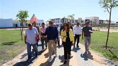 وزيرة التنمية توجه بنقل تجار الخردة والجملة بالرويسات للهناجر بجنوب سيناء  