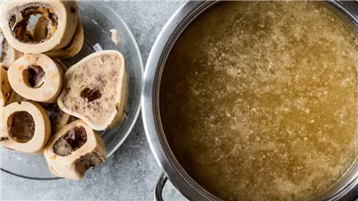 كل ما يجب معرفته عن مرق العظام: الفوائد والمخاطر الصحية