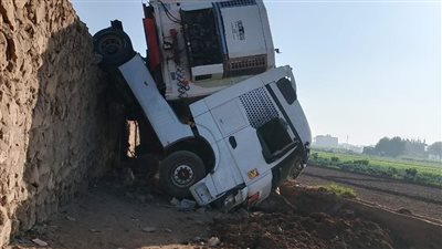 إنقاذ السائق بأعجوبة.. انقلاب سيارة نقل أعلى الطريق الإقليمي بالمنوفية