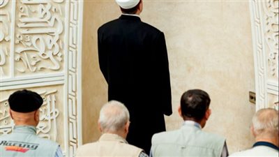 ما حكم صلاة المأمومين في طابق في المسجد غير الطابق الذي يصلي فيه الإمام؟