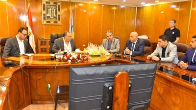 محافظ أسيوط يبحث مع مجموعة من الشباب آليات تطوير جودة الخبز وتنفيذ مشروعات