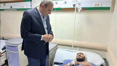 بعد وفاة 11 شخصًا.. محافظ الغربية يطمئن على مصابي حريق مصنع المحلة (صور)