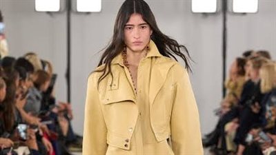 عرض أزياء علامة سبورت ماكس بألوان حيادية لربيع وصيف 2026