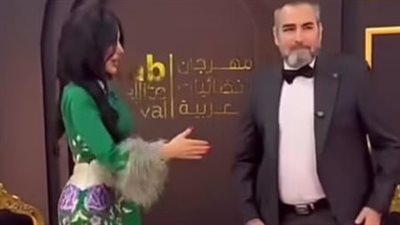 كعادته .. أحمد عبد العزيز يتجاهل مصافحة حليمة بولند في مهرجان الفضائيات 