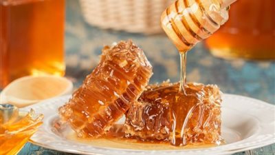 فوائد العسل للمعدة وطرق طبيعية لاستخدامه لتعزيز صحة الجهاز الهضمي يوميًا