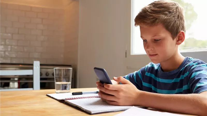 استخدام الطفل للموبايل