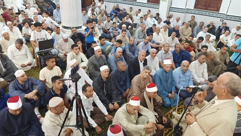 صلاة الجمعة بمسجد