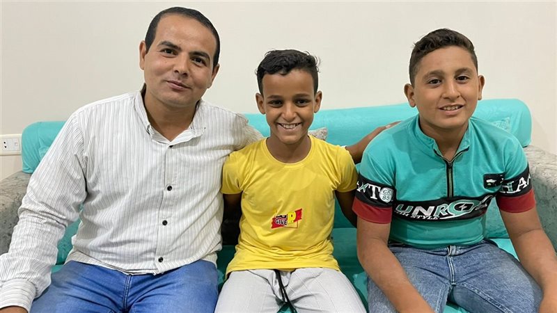 الطفلان والمعلم