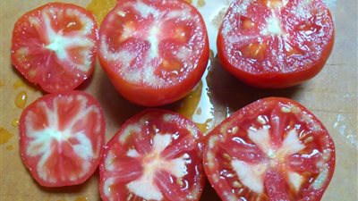 الزراعة تحسم الجدل: لا مواد كيماوية وراء تغير لون الطماطم.. آمنة 100% 