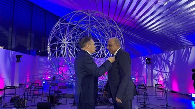 تكريم وزير الكهرباء بمنحه 