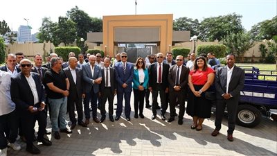 التنمية المحلية ومحافظ الجيزة يسلما دفعه أولي من 50 تروسيكل لمنظومة النظافة