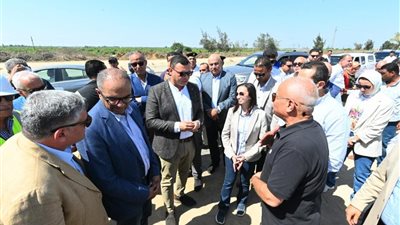 وزير الإسكان ومحافظ البحيرة يتفقدان مشروع ازدواج خط مياه وادي النطرون