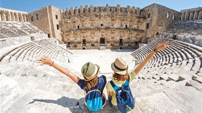 المركزي: الإيرادات السياحية تسجل 16.7 مليار دولار خلال عام