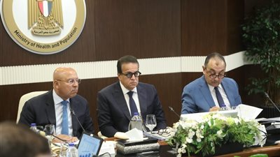 اجتماع موسع لبحث آليات الشراء الموحد وتعزيز شفافية الإنفاق الصحي