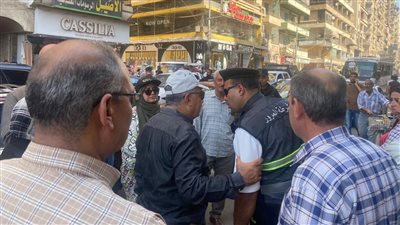 سيرا على الاقدام.. محافظ الدقهلية يتفقد شارع الجلاء بجولة مفاجئة 