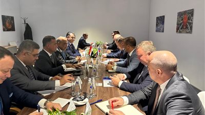 عصمت يجتمع ورئيس شركة