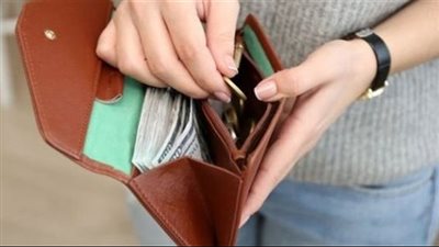 للإنفاق على البيت.. هل يجوز للزوجة أخذ المال من زوجها دون علمه؟