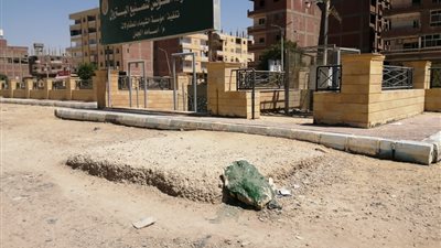 صبة خرسانية تتسبب في حوادث متكررة بحي الأربعين بالسويس