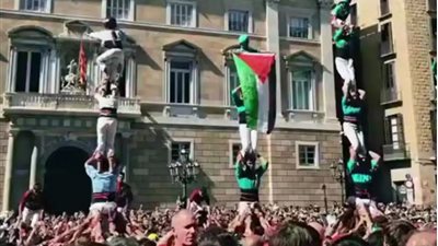 بالفيديو.. برج بشري يرفع العلم الفلسطـيني في برشلونة تضامنًا مع غزة