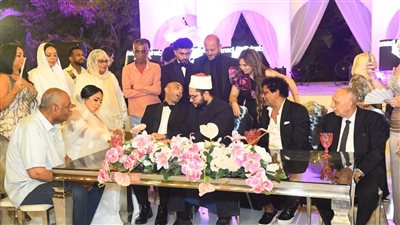 بيشهد على كتب الكتاب .. الكينج محمد منير يحتفل بزفاف ابنة شقيقته