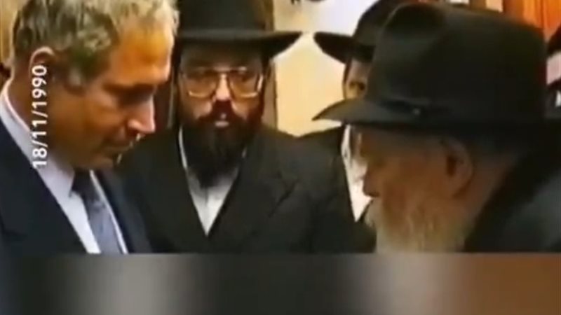 حاخام إسرائيلي مع