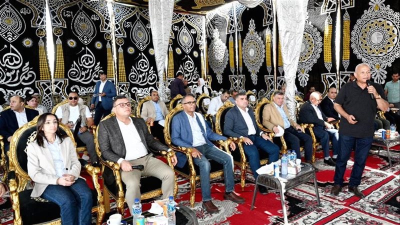 وزير الإسكان ومحافظ
