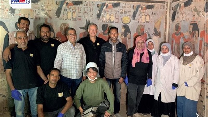 البعثة داخل المقبرة