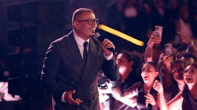 تحت سفح الأهرامات .. عمرو دياب يتألق في حفله بالجيزة |صور