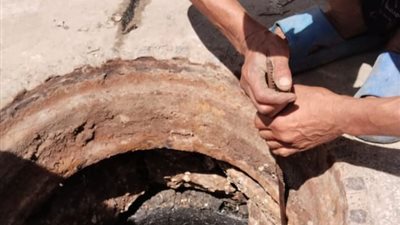 رئيس مياه القناة: استخراج أجولة رمال من بالوعات الصرف الصحي أثناء التطهير