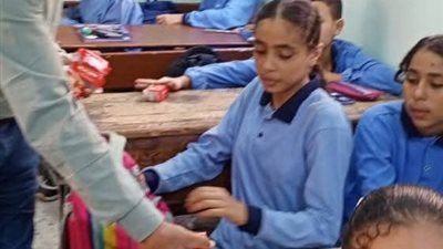 مدرسة علي الفلال الابتدائية بالزرقا تبدأ توزيع البسكويت كوجبة مدرسية للطلاب