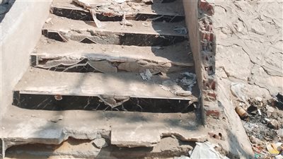 أهالي الرملة يناشدون محافظ القليوبية ورئيس مدينة بنها لإصلاح السلالم المتهالكة