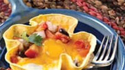 لمسة مبتكرة للفطور: البيض الطازج مع الفول والخبز التورتيلا 	