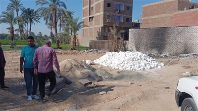 على مساحة 350  مترا.. إيقاف أعمال بناء مخالف على أرض زراعية بقنا (صور)