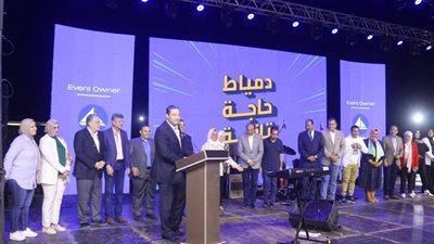 وسط إقبال جماهيري كبير.. المحافظ يشهد الحفل الختامى لمهرجان دمياط