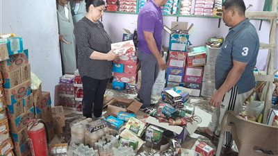 ضبط طن أعلاف حيوانية و250 كرتونة مقرمشات مجهولة المصدر ببني سويف 