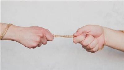 من اللقاء الأول.. إشارات تدل على أن الرجل ضعيف الشخصية 	