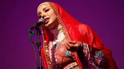 العلاج بالموسيقى.. طالبة طب تُدخل البهجة والسرور لمرضاها بالغناء