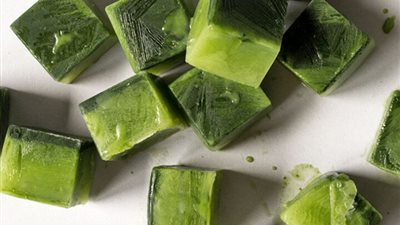 مكعبات الشاي الأخضر: طريقة طبيعية للحفاظ  علي نضارة البشرة وحيويتها