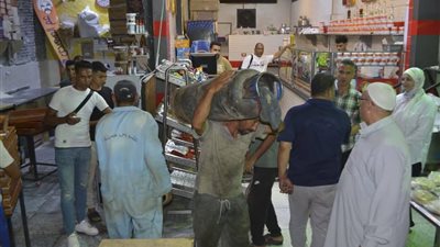 رئيس حى فيصل بالسويس يقود حملة مكبرة لرفع وإزالة إشغالات الطرق