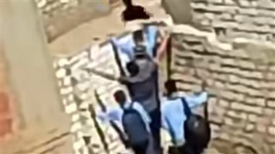 تعليم أسيوط ينفي صحة فيديو هروب طلاب من أعلى سور مدرسة  